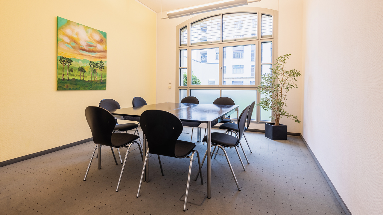 Das Bild zeigt einen einladend leeren Büroraum, bereit für die Anmietung und dient als Beitragsbild für das Thema „Büroräume mieten in Dresden – einzigartige Büroflächen für Ihr Business“.